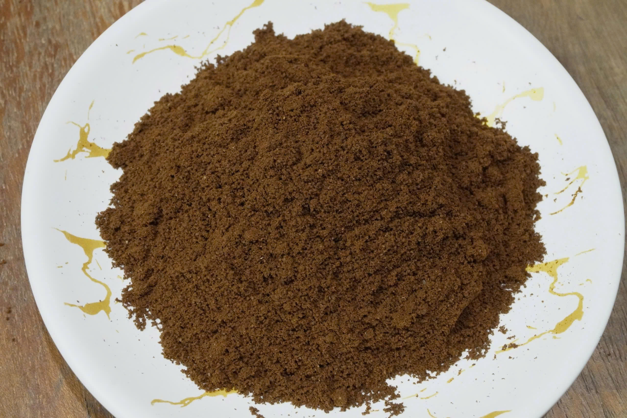 Xay cà phê sẵn hay xay trước khi pha? Cà phê xay để lâu sẽ giảm hương thơm và ảnh hưởng đến chất lượng ly cà phê.