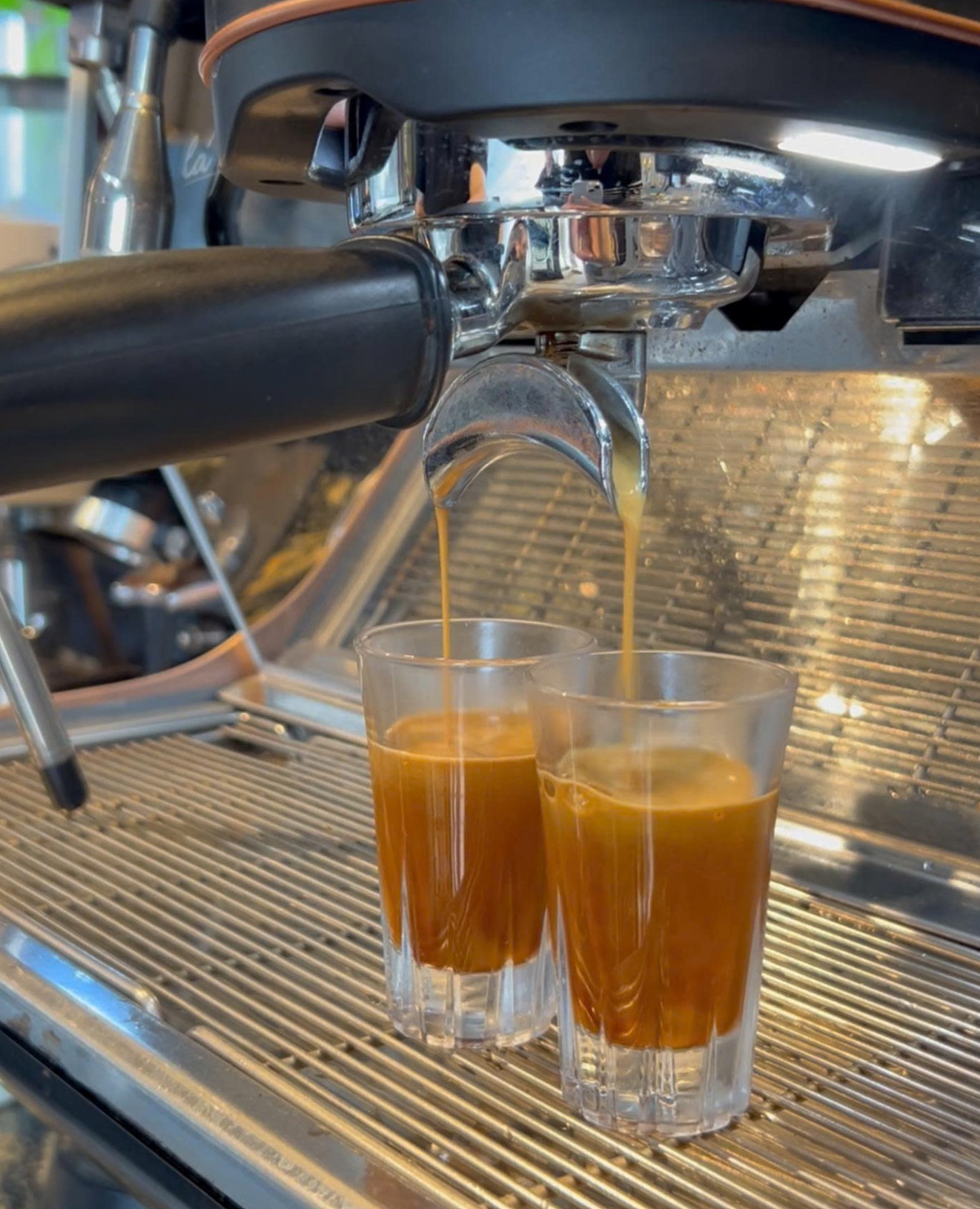 Arabica đắt hơn Robusta không chỉ do điều kiện trồng mà còn đến từ hương vị tinh tế, phù hợp pha espresso và các phương pháp chiết xuất hiện đại.