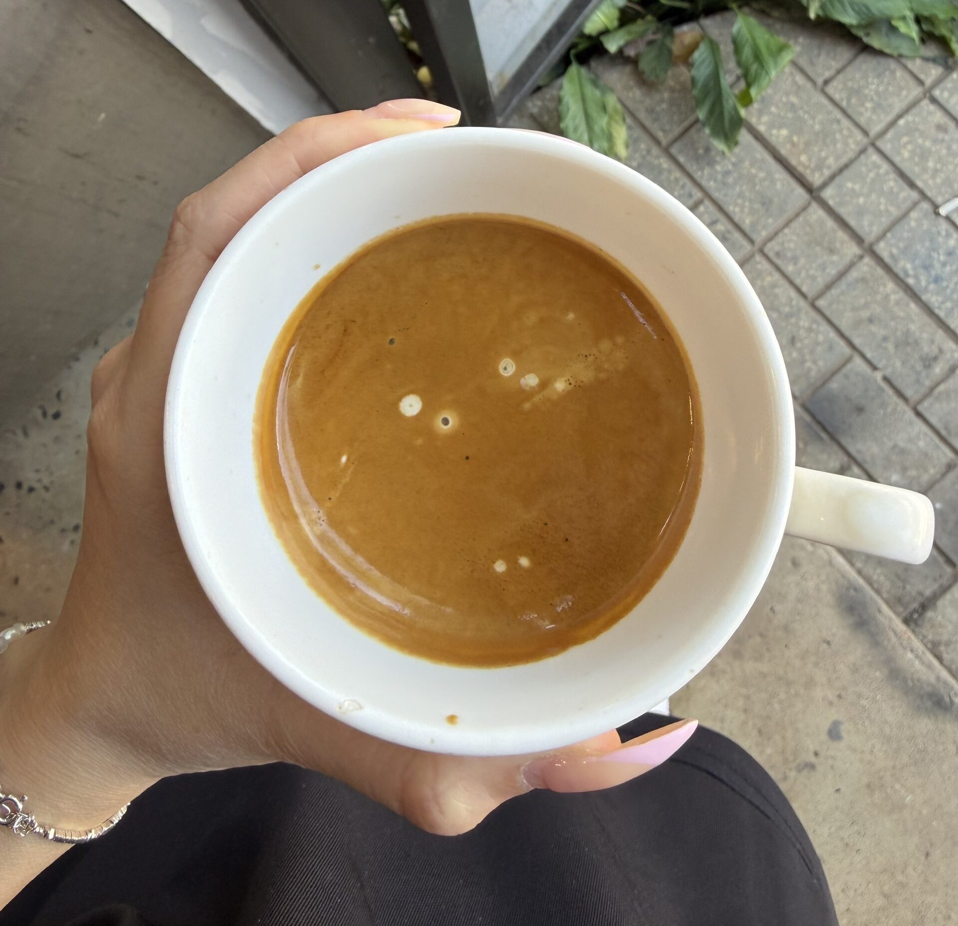 Một chiếc máy pha cà phê đắt tiền có thể tạo ra shot espresso đẹp, nhưng chất lượng thật sự bắt đầu từ bước xay hạt cà phê.
