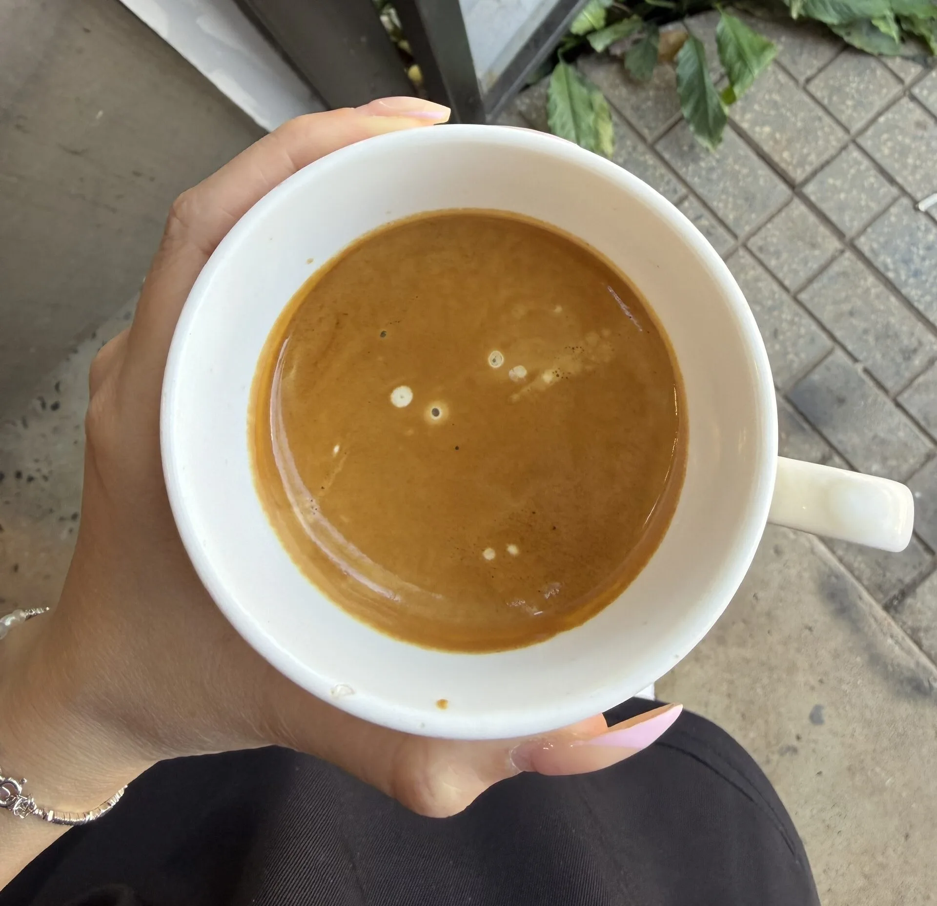 Một chiếc máy pha cà phê đắt tiền có thể tạo ra shot espresso đẹp, nhưng chất lượng thật sự bắt đầu từ bước xay hạt cà phê.