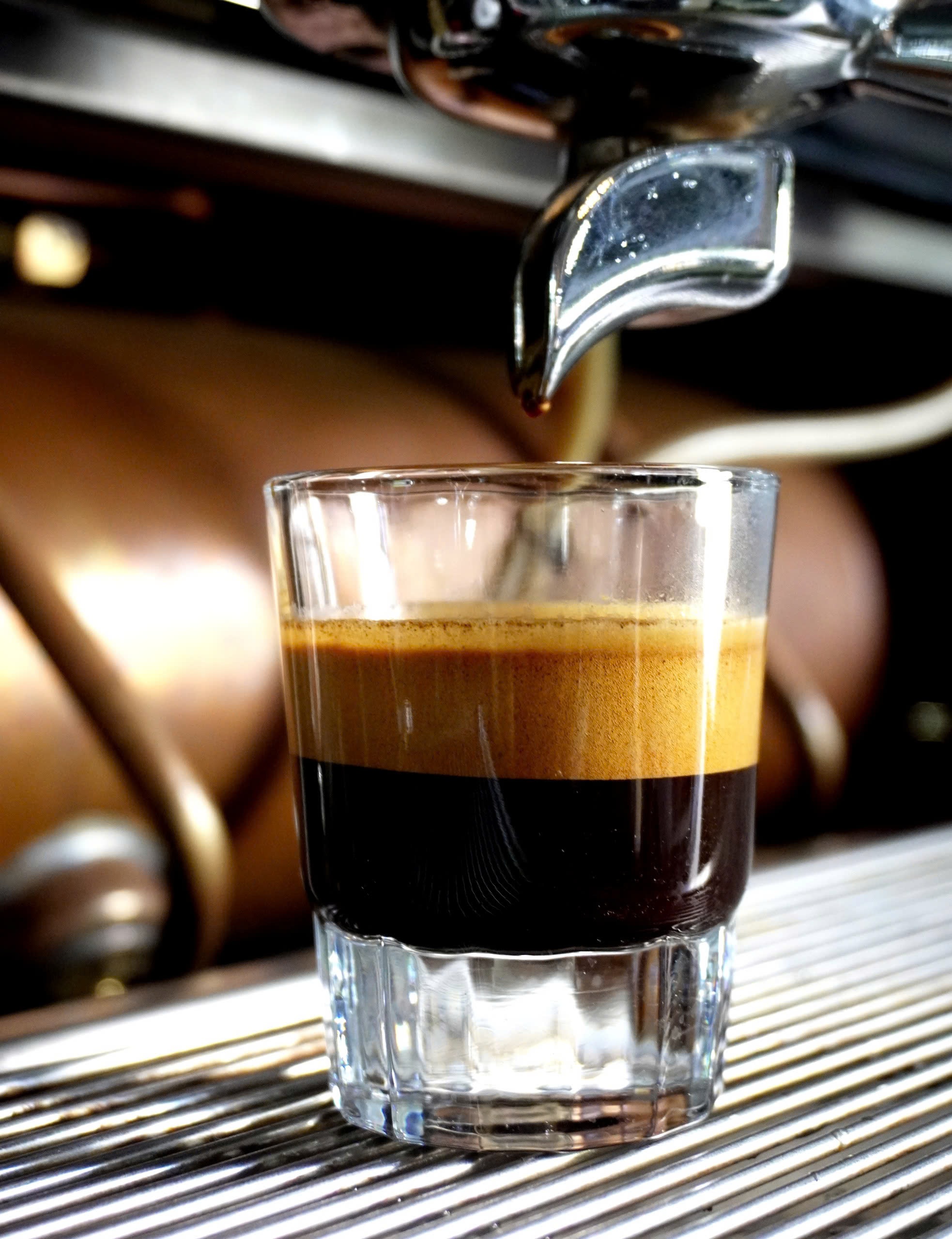 Cà phê bị khét phụ thuộc vào nhiều yếu tố: rang quá lửa, thời gian chiết xuất và ngưỡng xay...