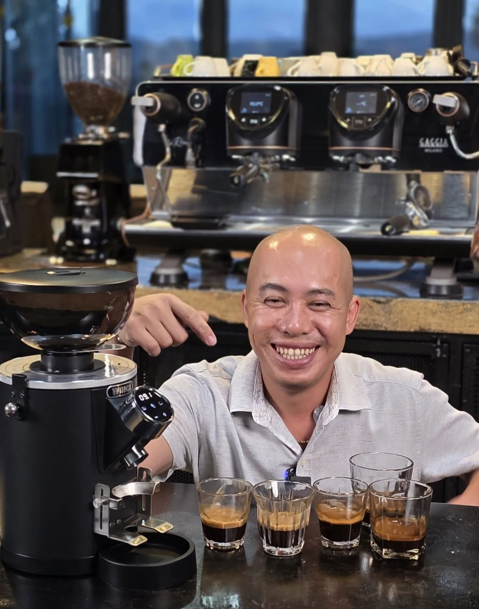 Dầu trên hạt cà phê không chỉ ảnh hưởng đến ngoại hình hạt rang mà còn góp phần tạo nên body và trải nghiệm hương vị trong tách espresso.