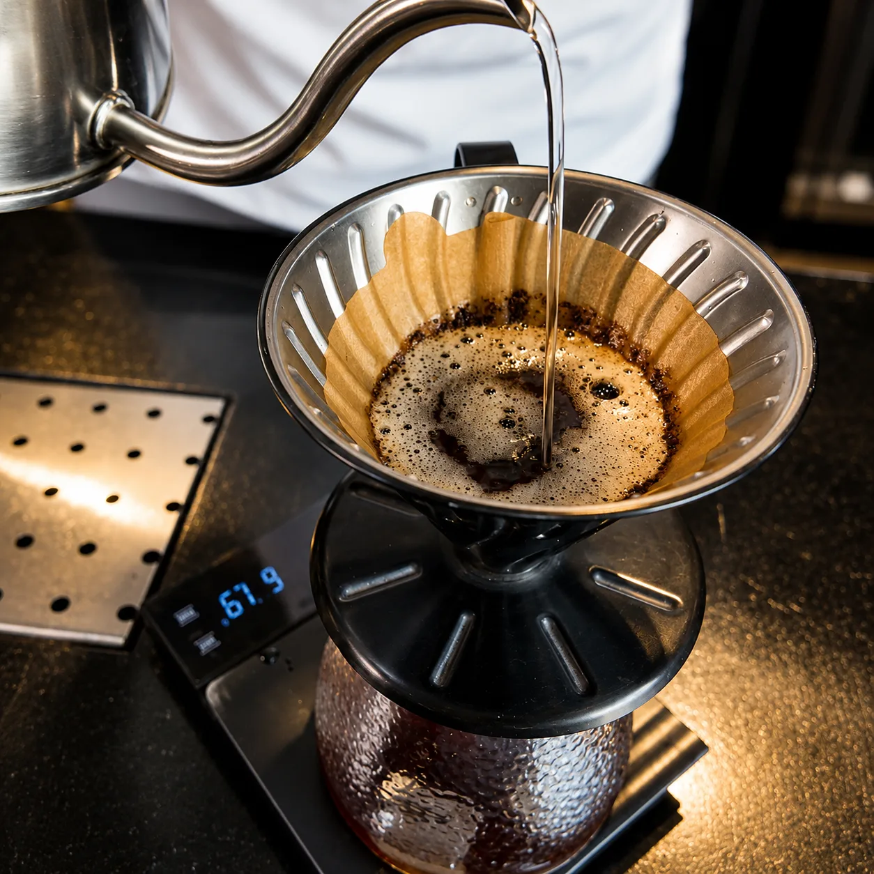 Robusta Cho Nhiều Gram Bột Hơn Arabica khi xay cà phê là do cấu trúc hạt đặc hơn, ảnh hưởng trực tiếp đến lượng bột sử dụng trong pha chế