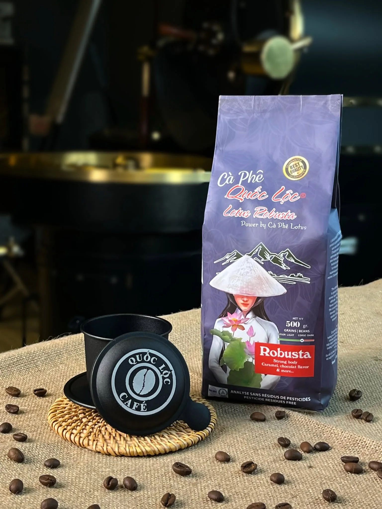 Lotus Robusta Quốc Lộc là dòng cà phê Robusta Honey rang mộc 100%, đậm đà, không chua, hậu vị ngọt sâu, hương chocolate và cacao đặc trưng. Phù hợp pha phin và pha máy.