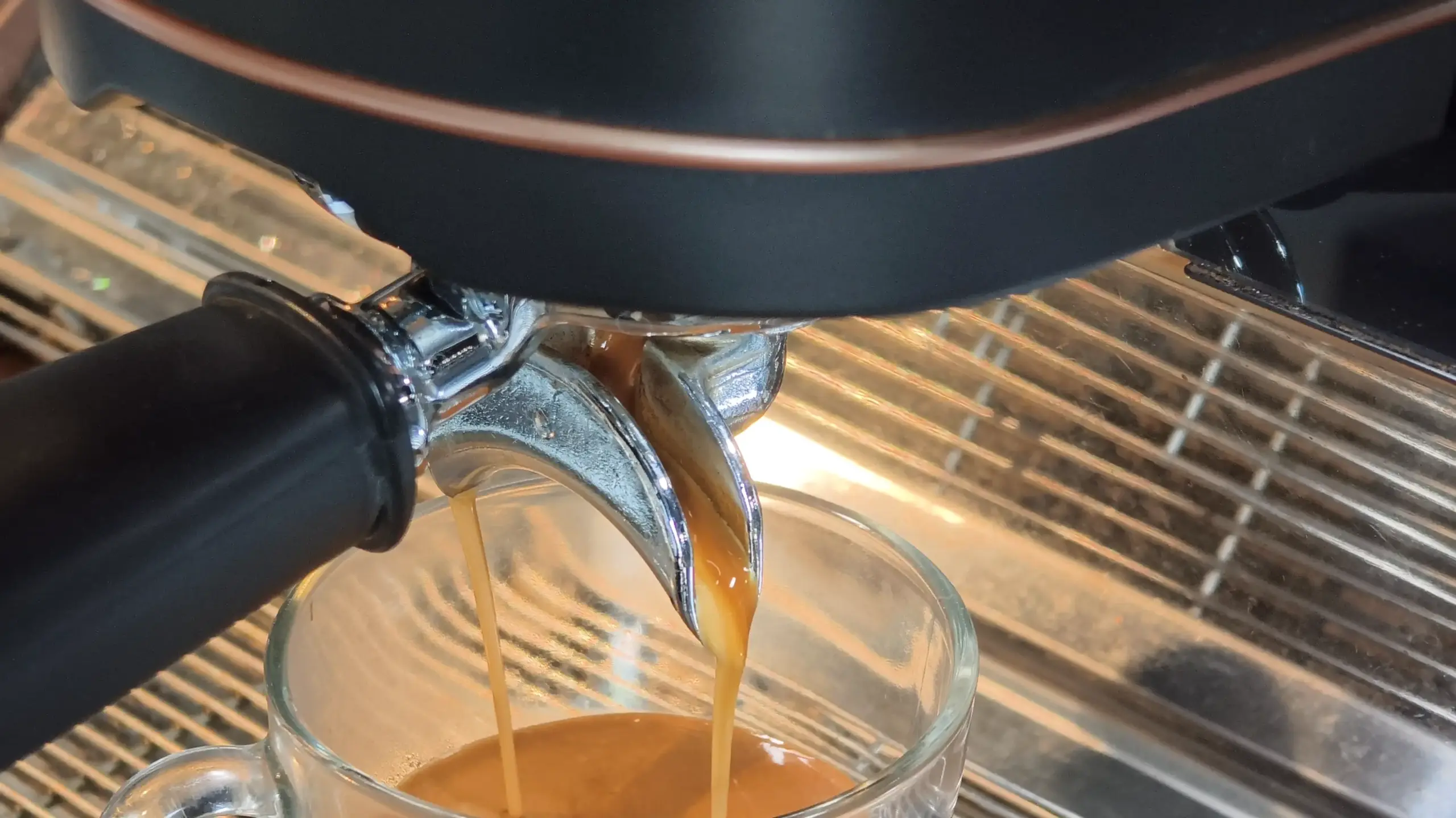 Nếu lượng espresso đầu ra quá thấp, quá trình chiết xuất có thể chưa lấy đủ các hợp chất hòa tan cần thiết.