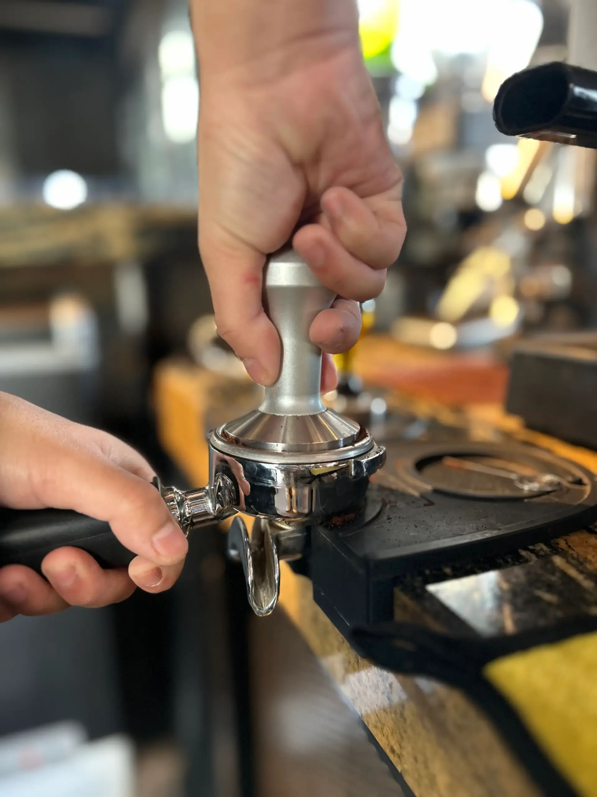 Điều quan trọng không phải là nén mạnh nhất có thể, mà là tạo ra một bánh cà phê đồng đều và ổn định.